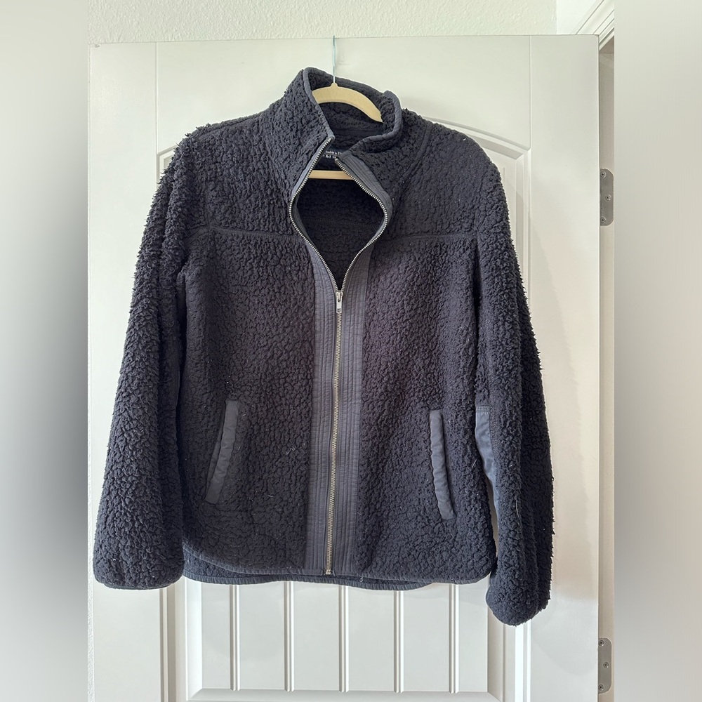 WELL LOVED BLACK SHERPA ABERCROMBIE & FITCH MEDIUM
